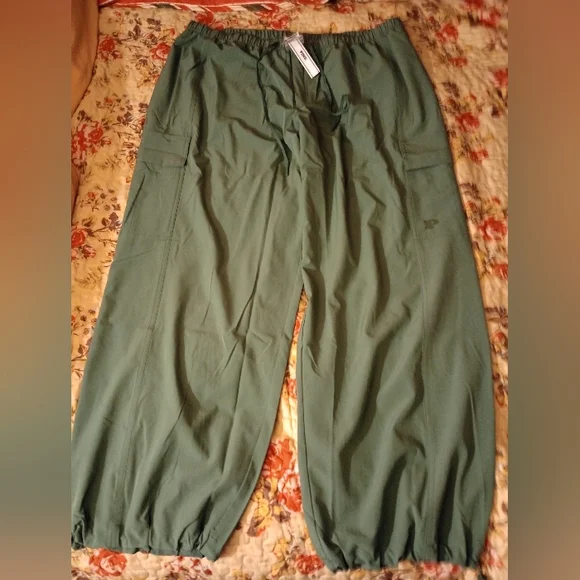 NWT Olive Green High Rise Cargo Pants for Women - Relaxed Fit - Picture 2 of 16